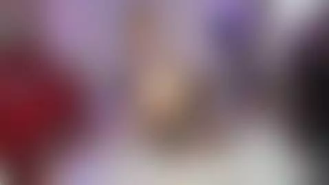 El aceite se desliza suavemente sobre mi piel, dejando un br... by samanthaexsotic