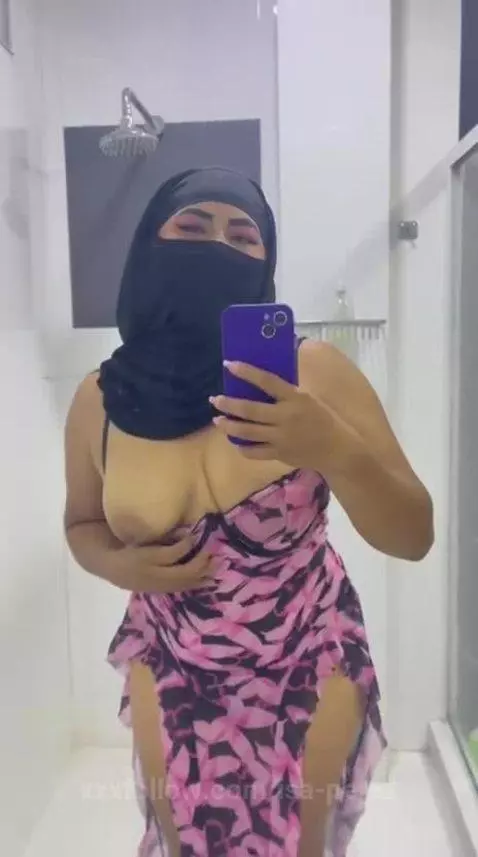 Look at me. Get excited. Obey me. by isa-perez