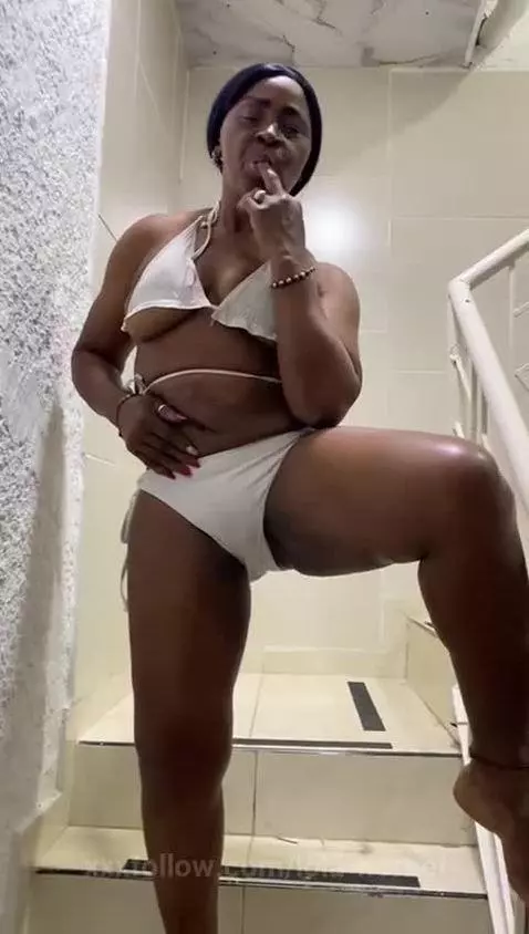 Alone... and with a lot of desire by lola-hornei