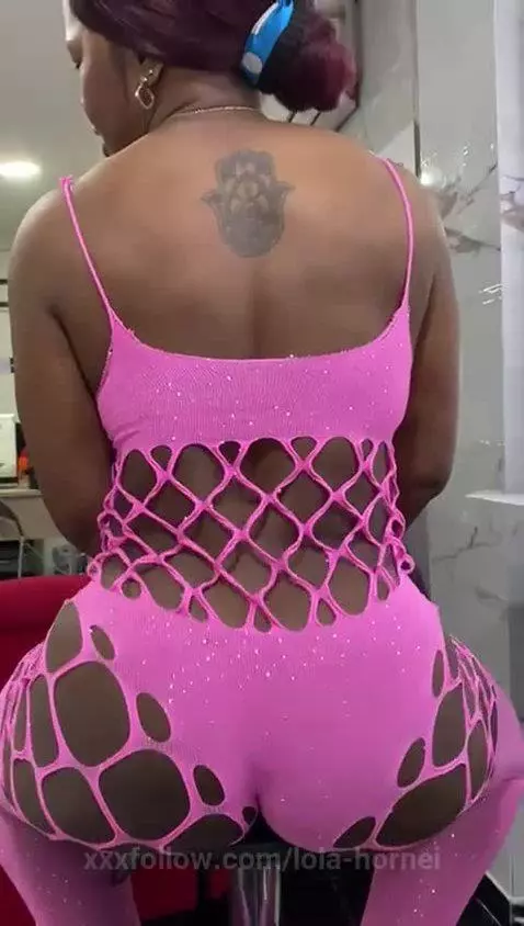 Just look at me and tell me if you can resist the temptation by lola-hornei