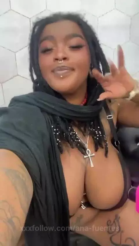 im sure you would love feel this lips 🥵🔥 by ana-fuentes