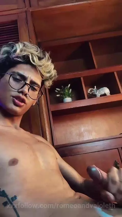 Taking the little pig to feed you  💦🍆 by romeoandvaioleth