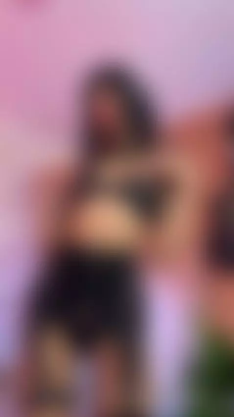 Do you like what you see? 🖤✨ by elissecinnamon