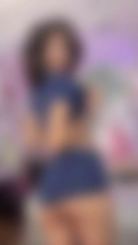 Guess where I want your lips… 💋 by elissecinnamon