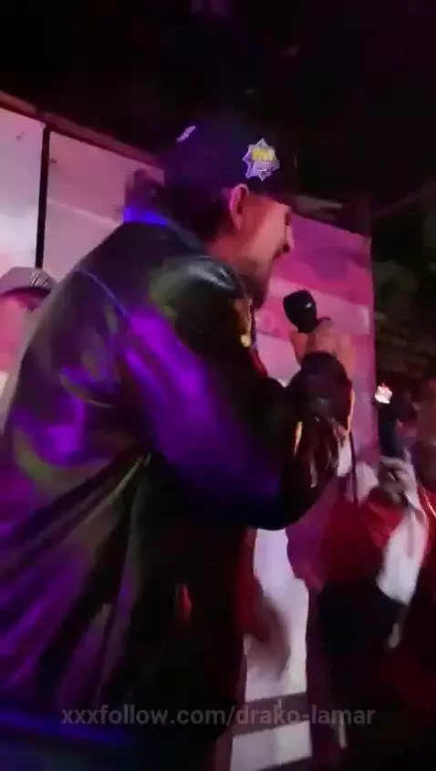 Mic Mood 🎙️🖤 by drako-lamar