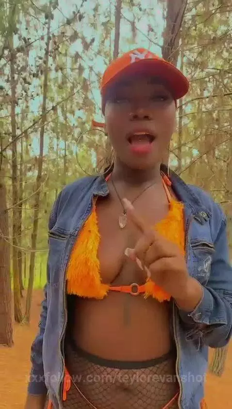 Y la perra y seguia y seguia 
https://stripchat.com/Teylor_E... by teylorevanshot