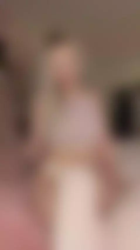 A lil tease by sofyuwu