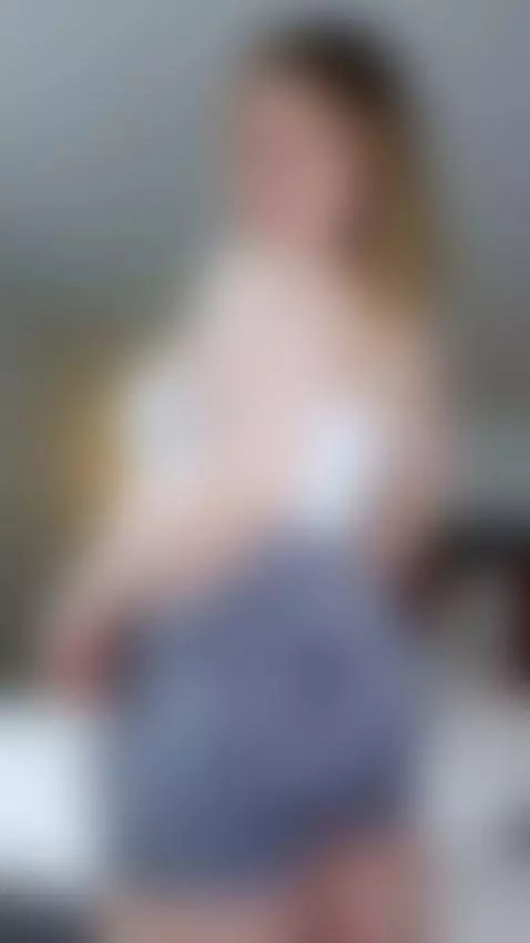 come close to feel how curvey and bouncy i'm now:3 by posyaflowercake