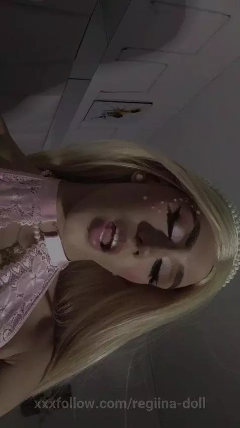 sigue a esta hermosa chica trans 🩷 by regiina-doll