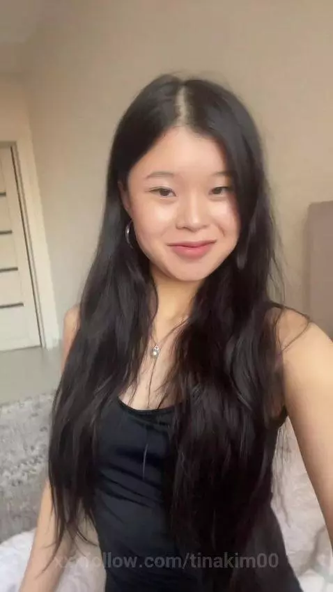 Sitting pretty, waiting for your attention 👀 by tinakim00