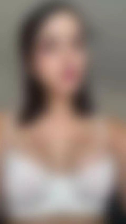 Brunette hottie by lorimoon