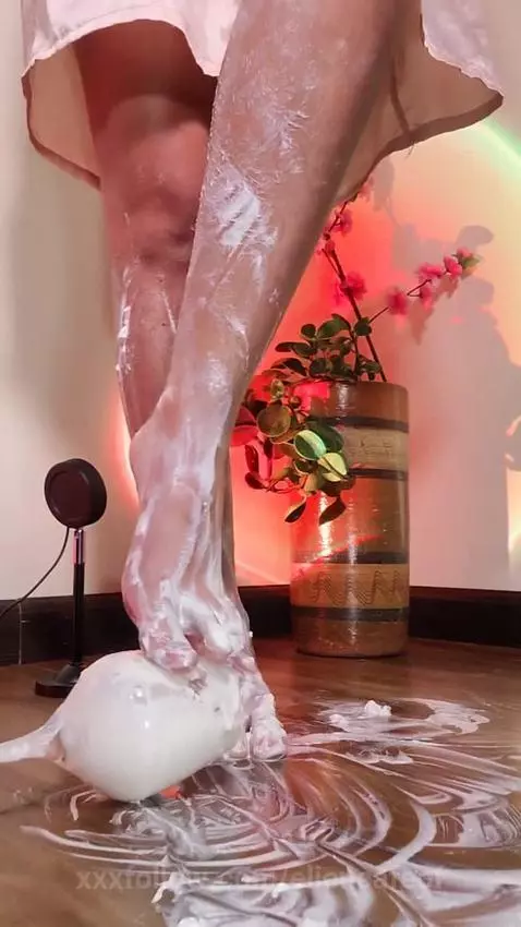 My sexy feet captivate a simple cup with lots of cream 😈🔥 by eliencafeof