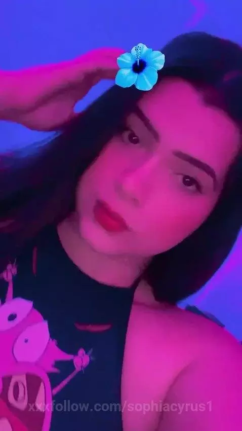 hiii by sophiacyrus1