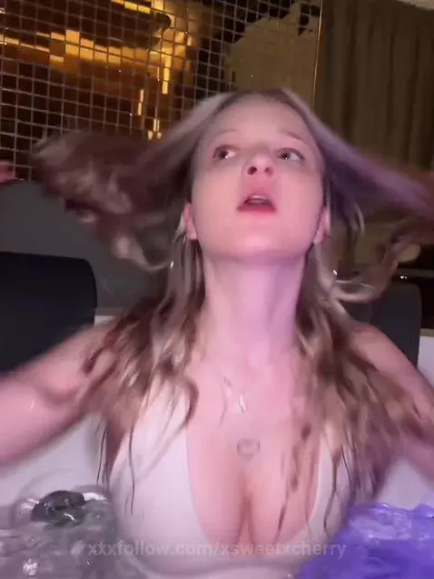 fall in love with me by xsweetxcherry