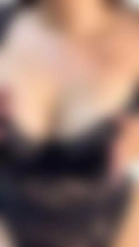 Touchme.... by elizabethcarteer