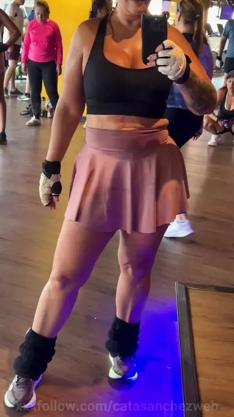 en el gym sudando rico by catasanchezweb