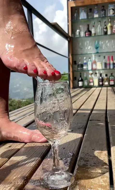 quieres una copa de vino 🍷 by catasanchezweb