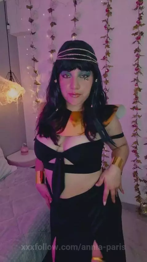 Cleopatra necesita que le chupen las tetas by annia-paris