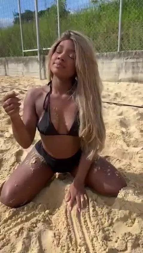 How delicious a fucked here in this sand by briannaj
