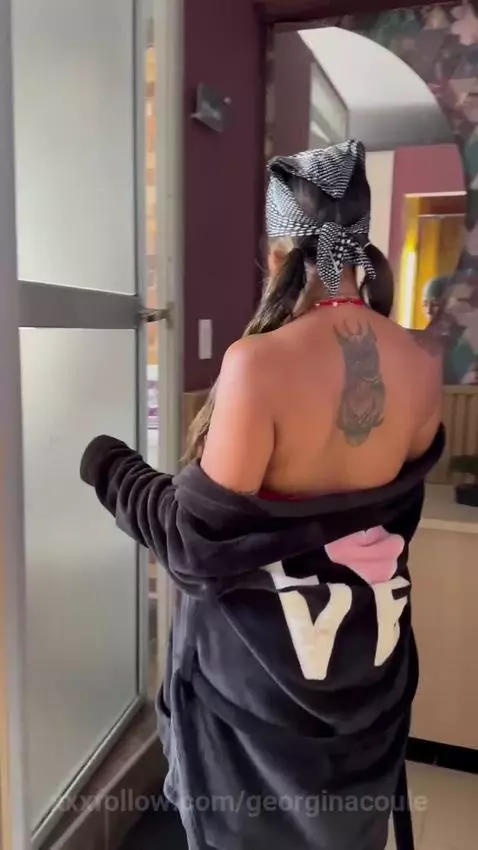 Ven, acompañame al baño / Come, accompany me to the bathroom... by georginacoule