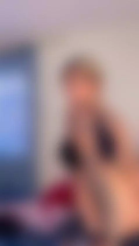 Chica traviesa en su cuarto by georginacoule