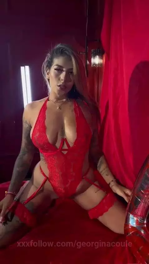 Upss casi se salen mis 🍒 by georginacoule