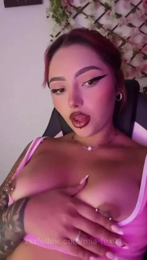 atrevete a pasar tu polla sobre mis ricas tetas 
https://es.... by mia-fox01