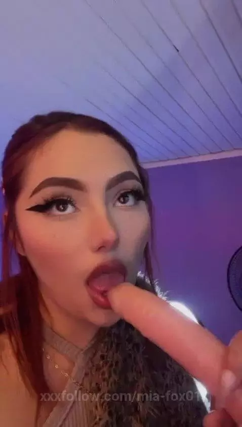 How rich your cock knows 
https://chaturbate.com/b/miia_fox0... by mia-fox01