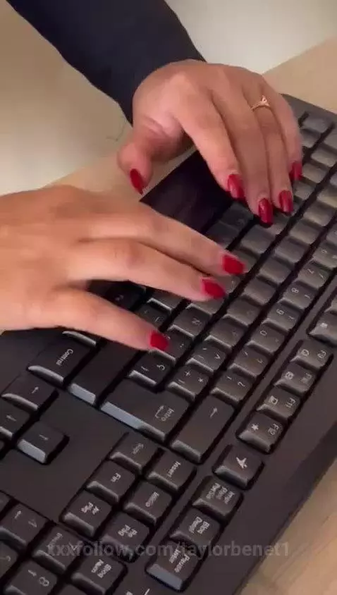 Te gusta el color rojo en mis uñas? 😘 Do you like red color ... by taylorbenet1