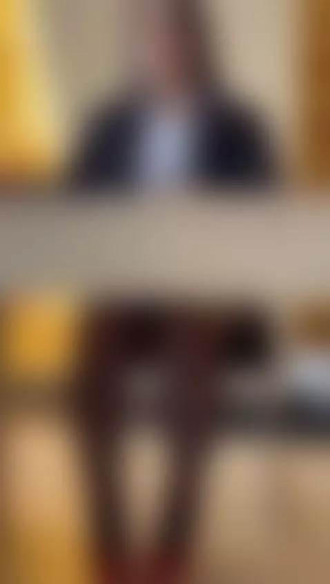 Mi empleado no presta atencion donde debe  o si? 😈 My employ... by taylorbenet1