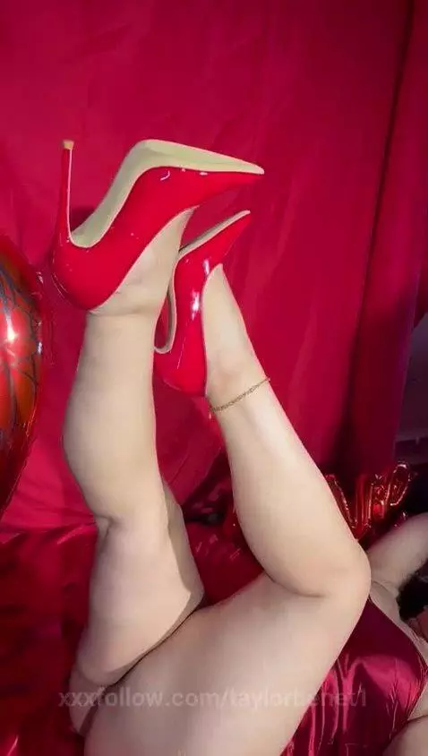 Do you like my red heels? by taylorbenet1