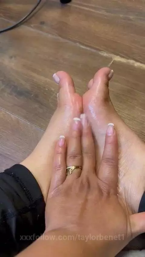 Do you like my feet? by taylorbenet1