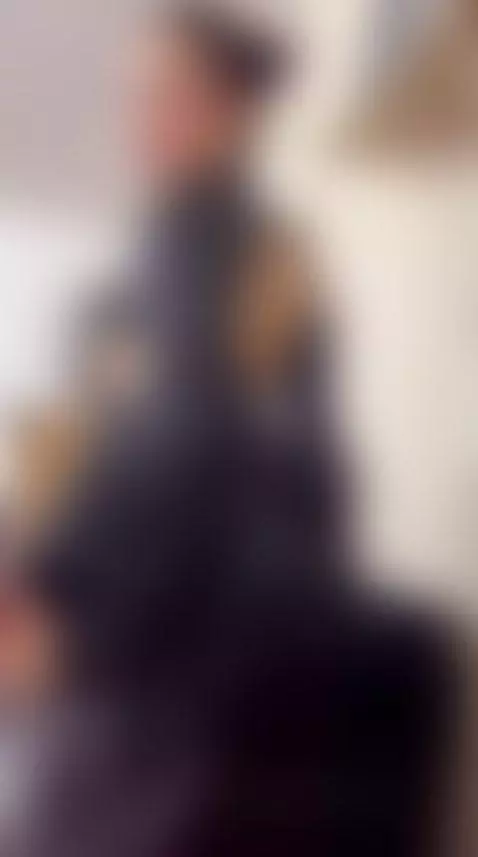 Umm, sexy girl, goinglive!! 🤠🖤 by eliie-ruizz