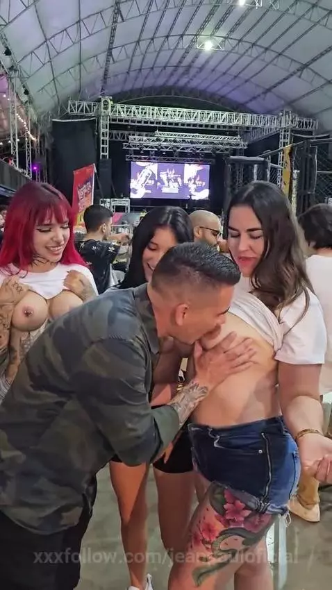 disfrutando de estas ricas tetas by jeanpauloficial