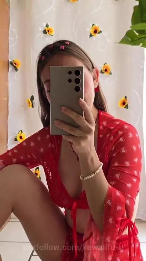 Do you like how red looks on me? by kawaiifu-u