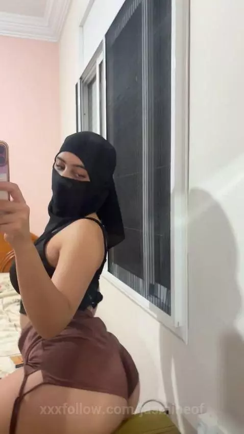 Hijabi curves sent to test your discipline 😇🍑 by jasmineof