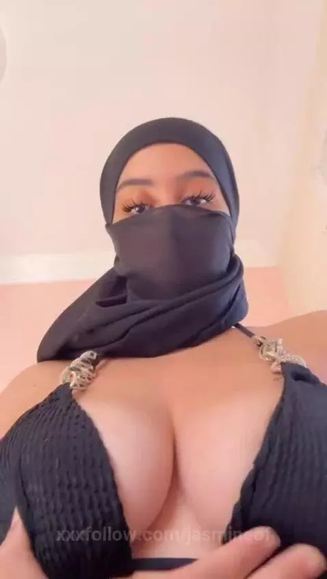 Arab girl with natural tits 💦 by jasmineof