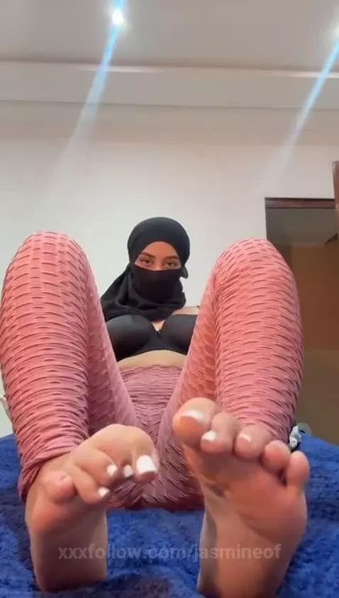 Just me, my hijab, and my pretty little Muslim feet teasing ... by jasmineof