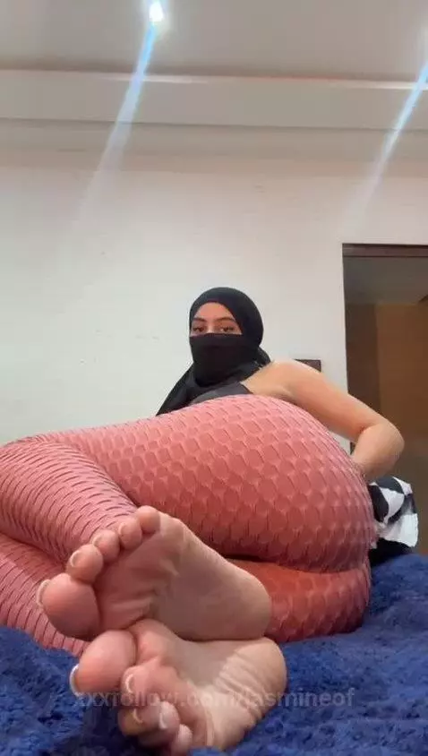 Arab arches on full display… watch me flex them just the way... by jasmineof