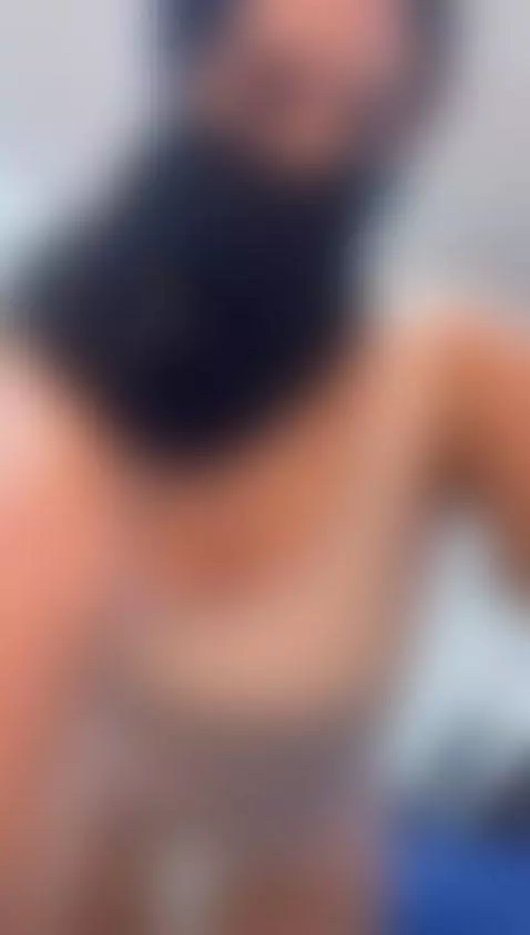 Hijab can’t hide this heavy heat. Watch them bounce 🧕💦 by jasmineof