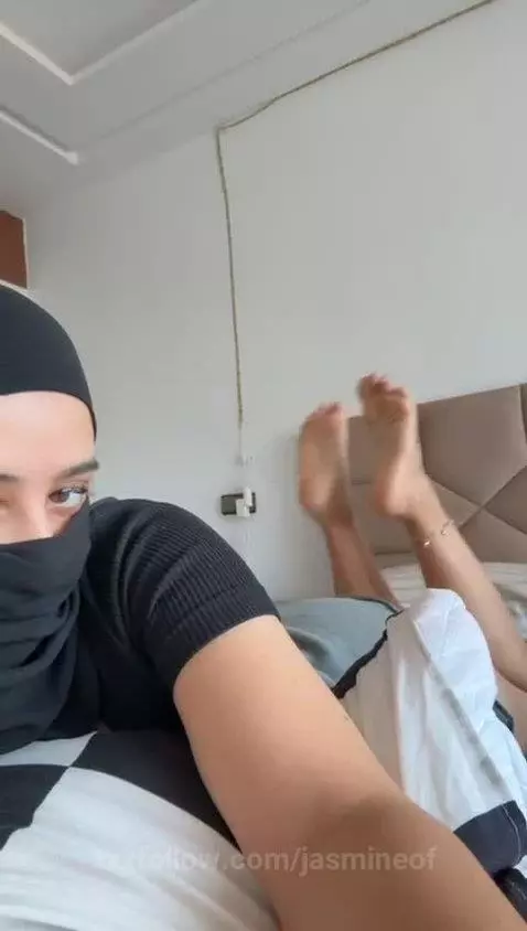 Ready for some foot fun? by jasmineof