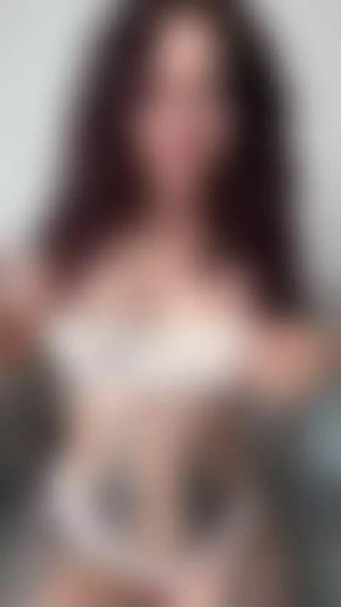 Tattooed curves tease as she pulls her top down 💘 by jadiexbaddie