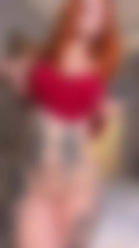 Redhead pulls her top up over tattooed hips by jadiexbaddie