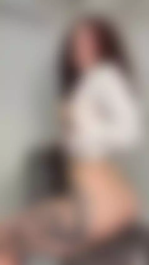 Tattooed ass arches as she yanks her shirt up high by jadiexbaddie