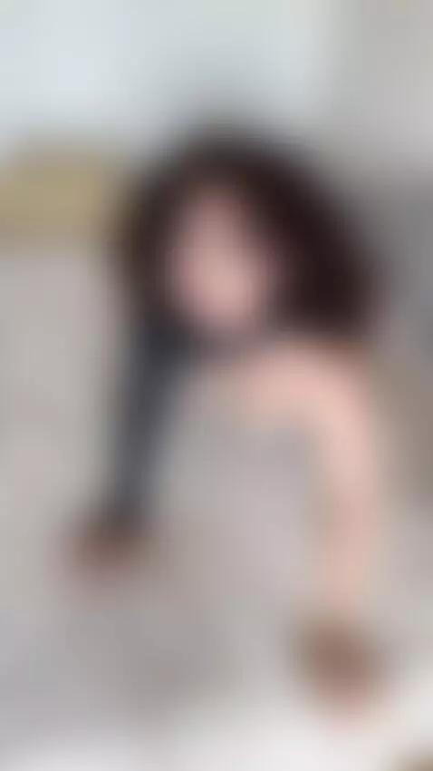 Curly cutie waiting for you in bed😋 by jadiexbaddie