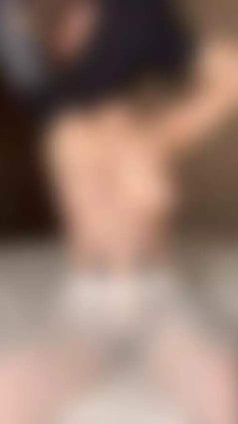 Big tits bounce as she pulls shirt up by jadiexbaddie