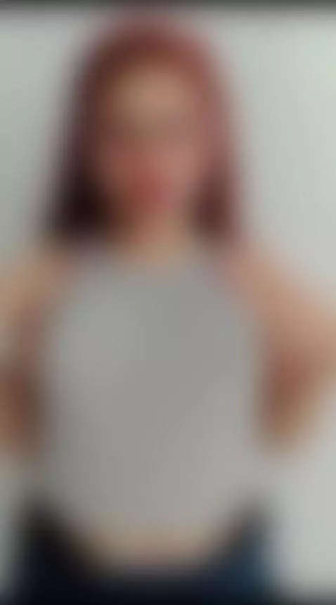 Upss quieren salir de mi camisa 🍒 by ellitaylor