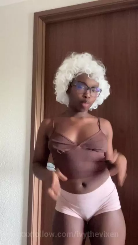 Who wants me to bust for them?👀 by ivythevixen
