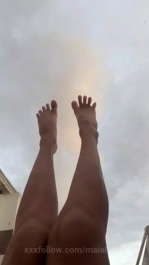 sky feet :) by maiahairy