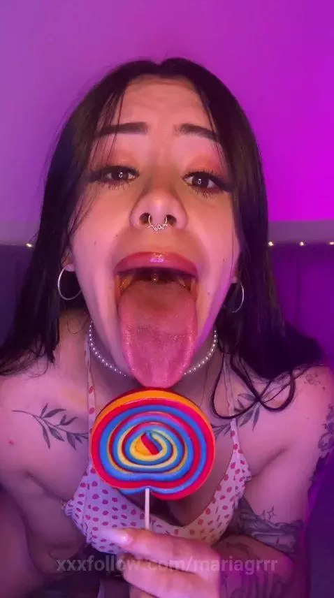 ¿Quieres ver cómo derrito esta paleta con la lengua? Solo mí... by mariagrrr